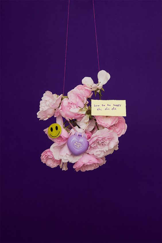 Bouquet de roses suspendu, avec un smiley, un petit cadenas et un post-it au message positif