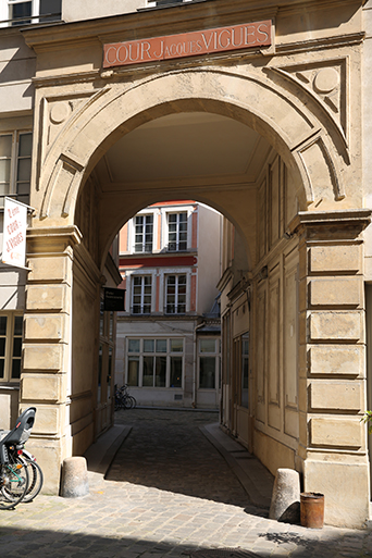 The door of the court Jacques Viguès, court ranked at 5 rue de Charonne in the 11th district of Paris. This is where the perfume workshops Sillages Parfums are located.